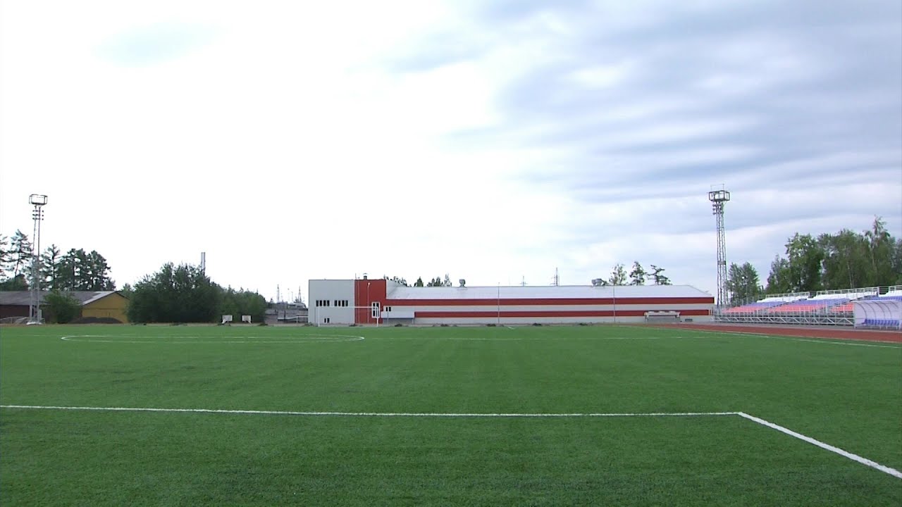 На городском стадионе устанавливают оградительную сетку и ремонтируют участок вблизи спортшколы