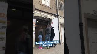 Rua de San Francisco y sus locales de dulces típicos de Santiago de Compostela, Galicia