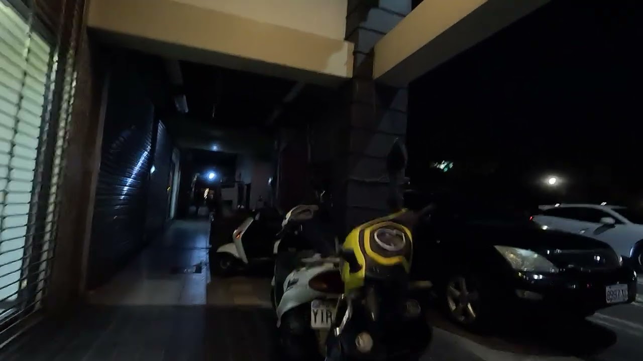 深夜的台中公園，穿梭在玉市的巷弄之中