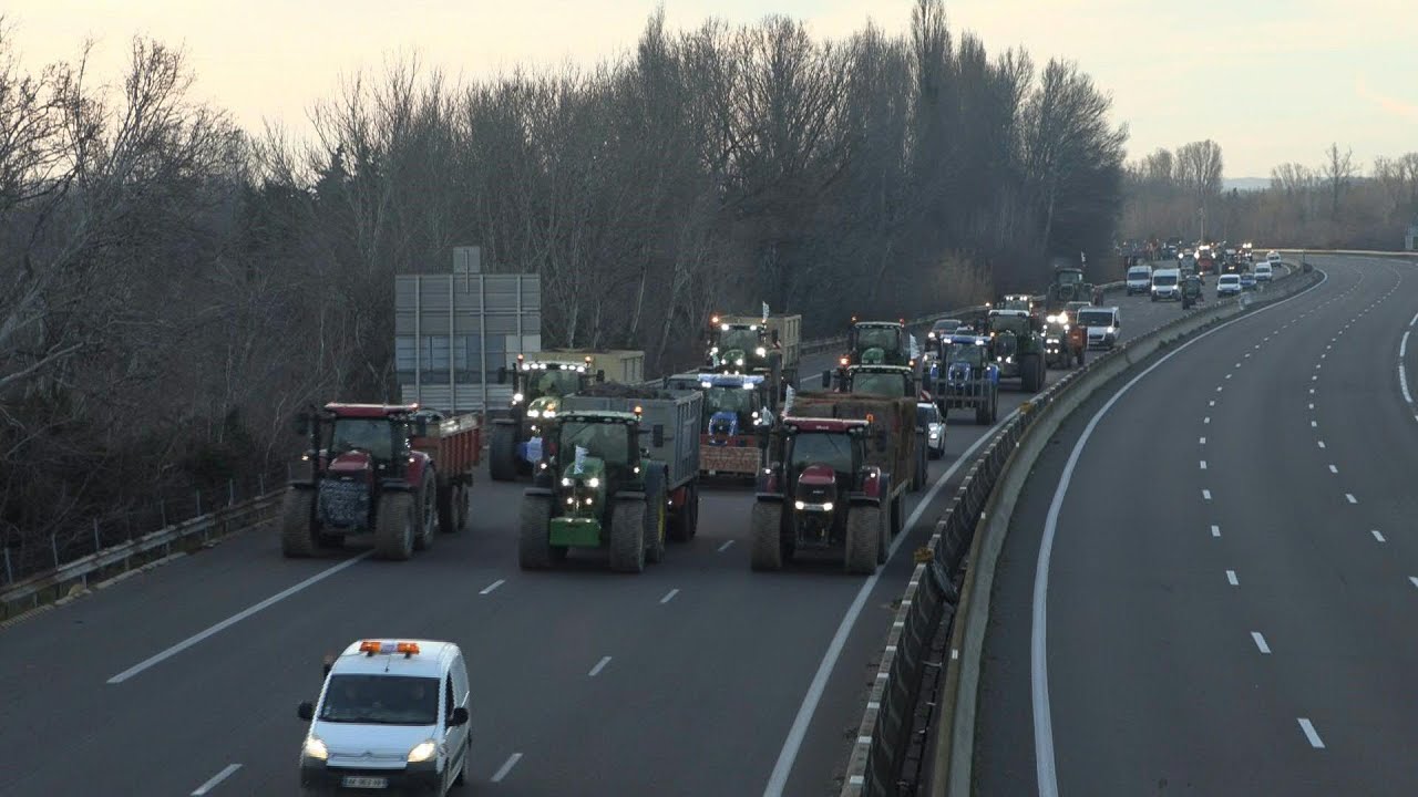 Colère des agriculteurs: des dizaines de tracteurs sur l'autoroute A7 | AFP Images