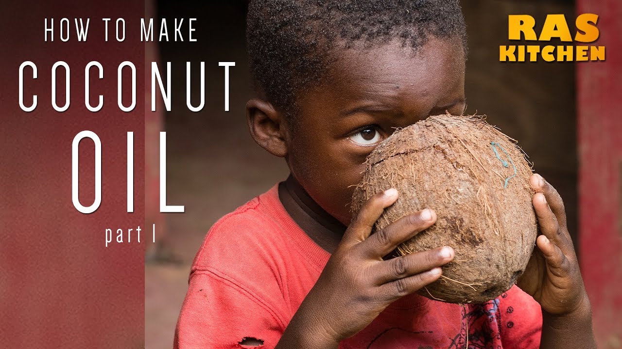 Натираем дикий кокос на терке и получаем кокосовое масло Ras Kitchen!