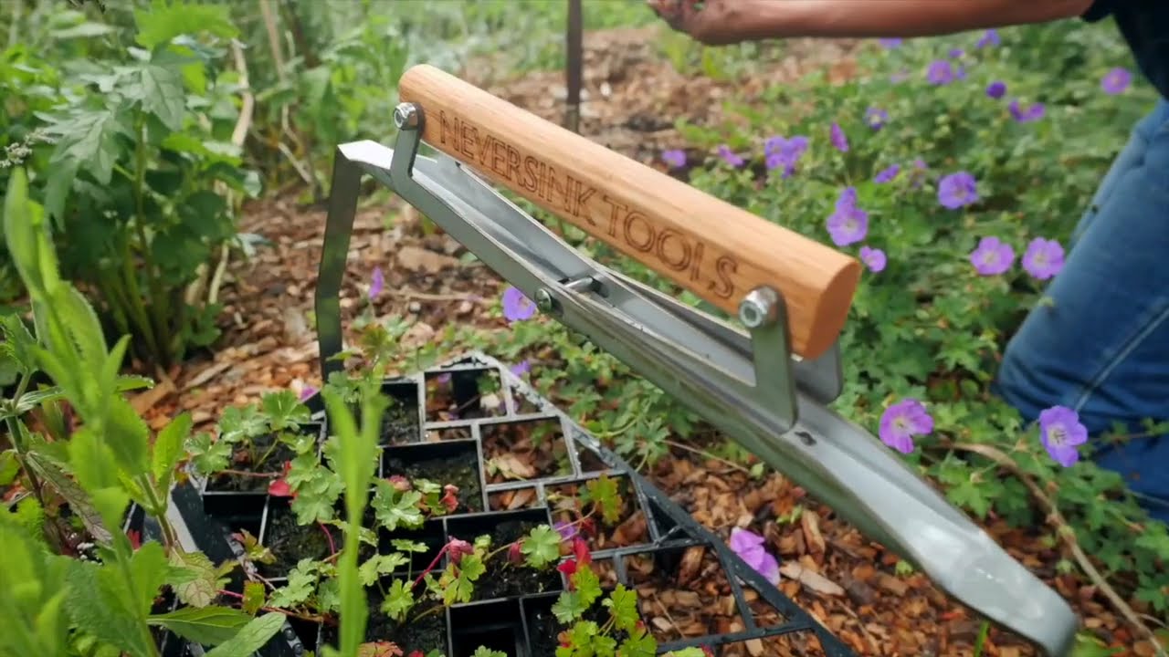 Broad Cultivator Short Handled Garden Tool for Mutineer