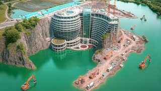 Como a CHINA construiu um HOTEL SUBTERRÂNEO de 300 milhões de dólares dentro de uma pedreira