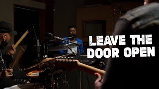 Hugo & Os Alaskas - Leave The Door Open (Silk Sonic) // Live Session