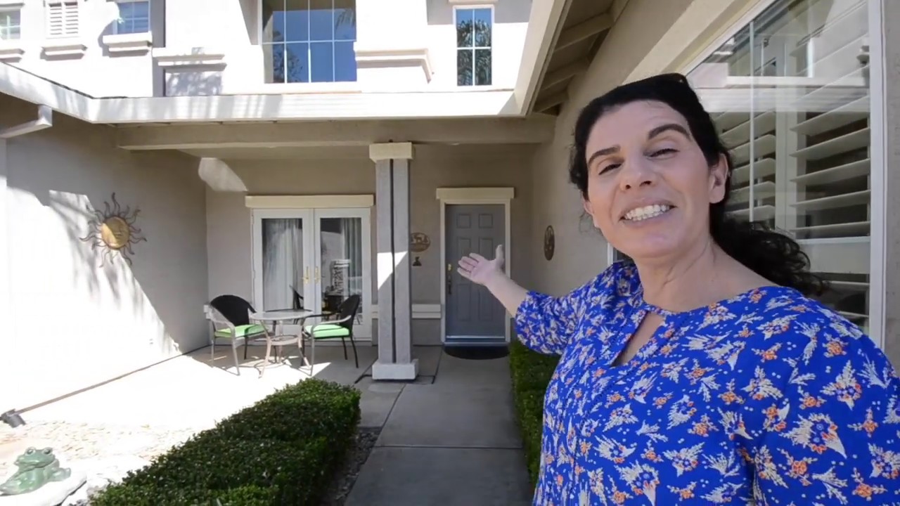 Julie Sells the Neighborhood