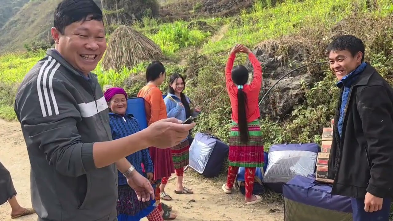 video tặng quà cho bốn cháu bé bố tự tử mất mẹ đi lấy chồng và 7 hộ dândân trên truyền sông nho quế 
