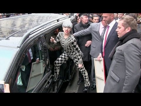 Video: Lady Gaga Verscheen Voor Fans Zonder Beha