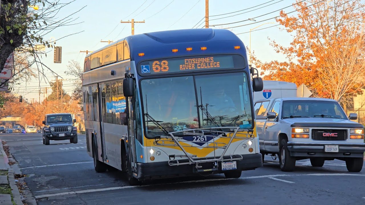 Holiday Bus SACRT 2261 passes the 29th St light rail station (12/28/25)