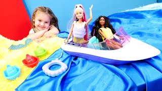Barbie ve arkadaşı için Ken sürat teknesini veriyor! Kızlar için oyuncak bebekler ile video