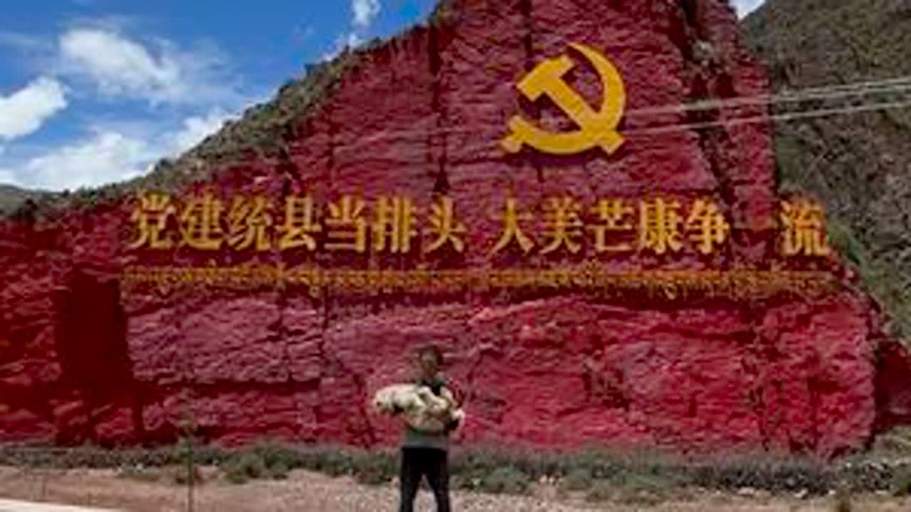 一人一狗骑行西藏，路边接山泉水做饭又是住桥洞的一天。#骑行不只是骑行 #桥洞 #穷游 #流浪狗 #vlog十亿流量扶持计划 #我要做爆款 #户外 #露营 #西藏