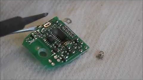 How to change remote control battery in VR VS VT VX VY VZ Commodore key fob