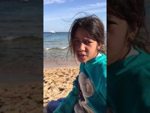 عربية من جنوب سيناء تلقي الشعر