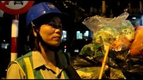Trắng đêm mưu sinh nghề quét rác 2