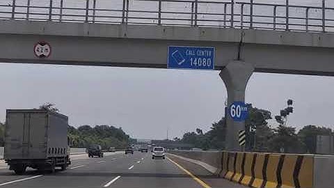 Perjalanan berangkat kerja melewati jalan tol