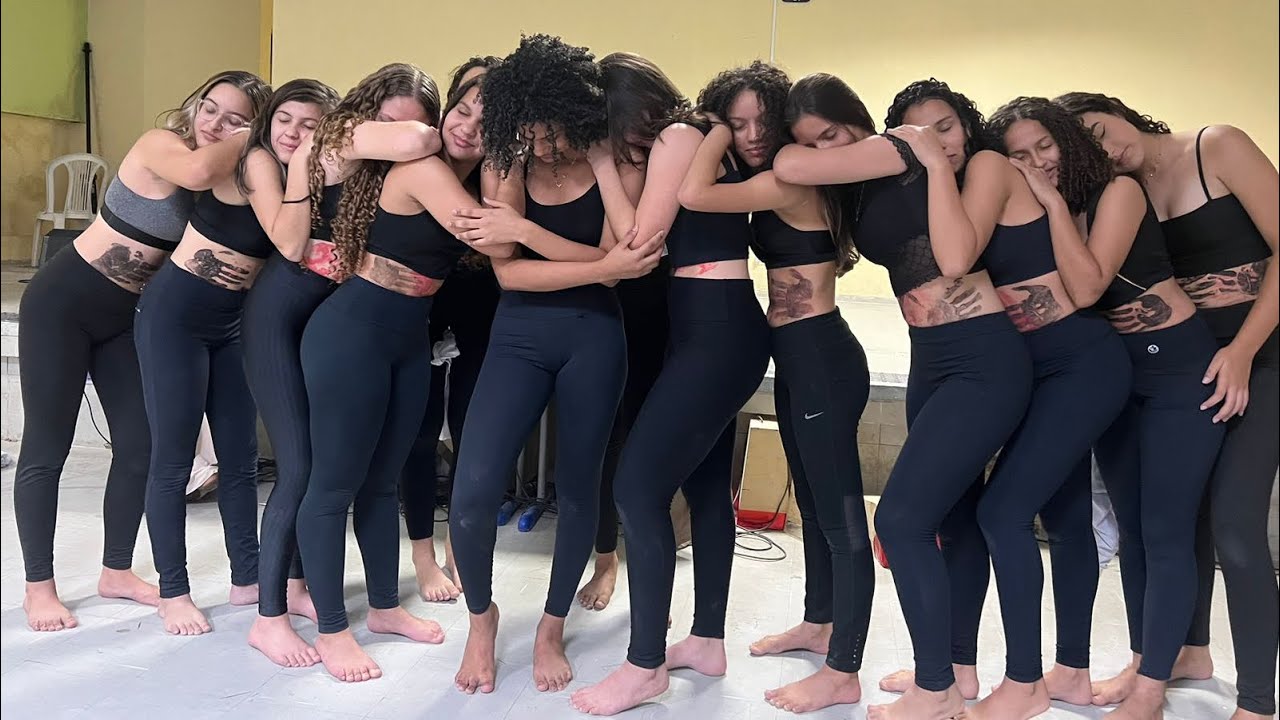 Apresentação em homenagem ao dia da mulher - “para todas as mulheres” / “fall in line”