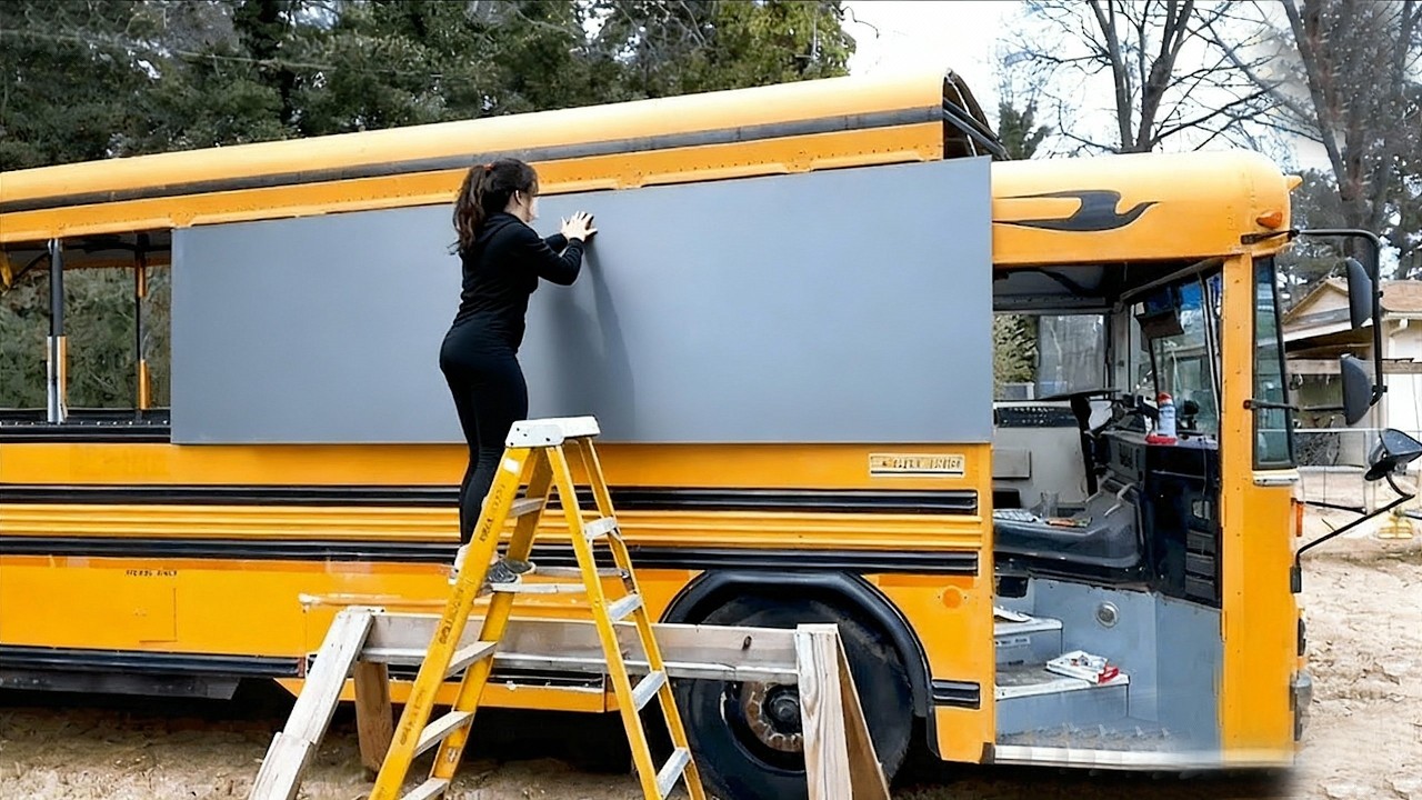 Um casal transforma completamente um ônibus escolar em uma casa sobre rodas
