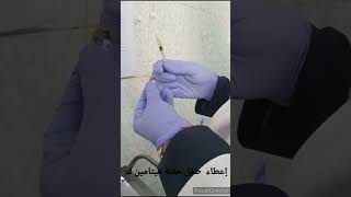 إعطاء حقنة فيتامين ك لطفل مولودGiving a vitamin K injection to a newborn baby