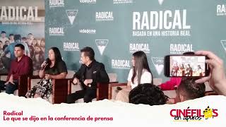 El maestro Sergio Juárez y su alumna Paloma Noyola con Eugenio Derbez en la presentación de Radical