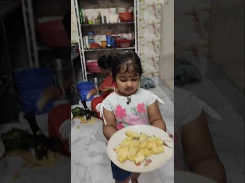বাবাকে না দিয়ে কোন কিছু খায় না 😊#twin #sister #shrinika#shrinija#youtubeshort