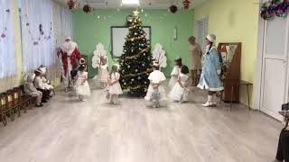 Красивый танец снежинок, в детском саду. Младшая группа