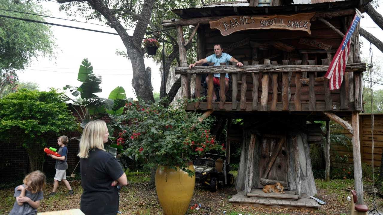 Texas ER doctor self-isolates in his kids' treehouse