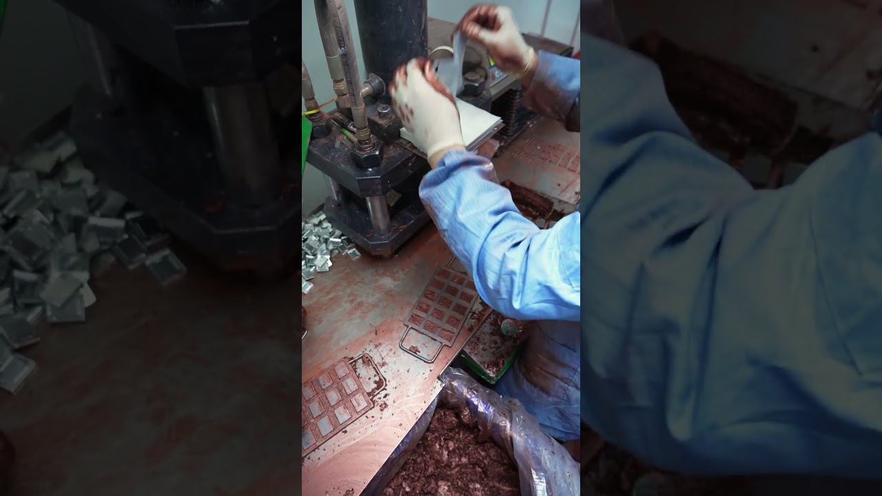 Vegan High Pigment Eyeshadow Pressing, Molding & Assembly | OEM Makeup Factory Production