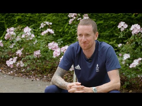 วีดีโอ: Bradley Wiggins Q&A: 'Cav can have one of my medals' แบรดลีย์ วิกกินส์