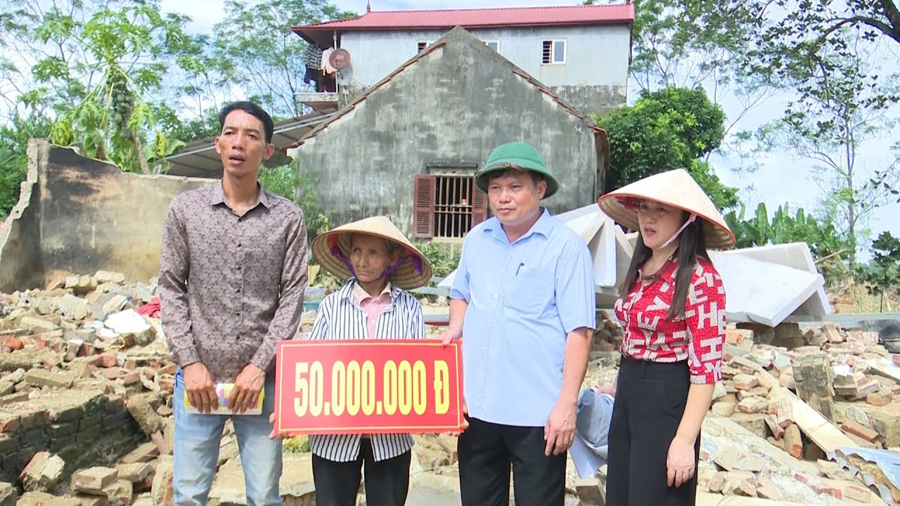 Xã Phú Bình trao 330 triệu đồng hỗ trợ các gia đình bị thiệt hại về nhà ở trong cơn bão số 11.