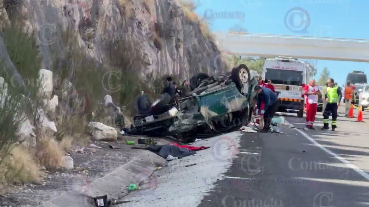 Padres y abuelitos de una niña mueren en volcadura; ella está grave. 