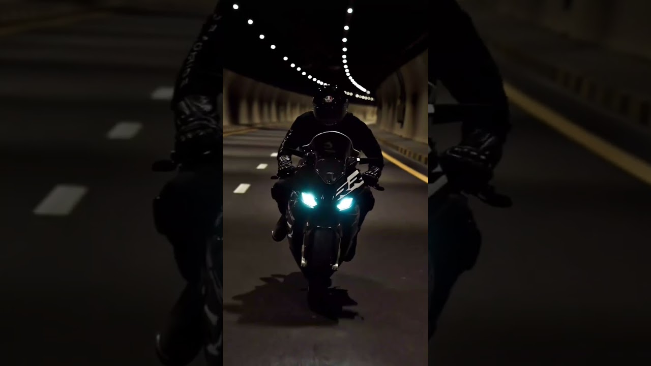 Kawasaki Z1000 vs BMW RR. 