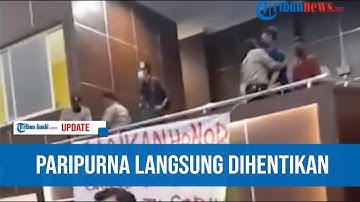 MAHASISWA BENTANGKAN SPANDUK SAAT PARIPURNA DRPD SERANG MINTA HONOR GURU NON PNS DINAIKAN
