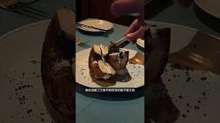 #美食攻略 #各國各地美食旅遊景點 #Caviar Kaspia 是來自巴黎的傳奇餐廳主打頂級魚子醬料理。紐約分店位於市中心，是時尚圈、名人、網紅非常愛的高端餐廳之一。