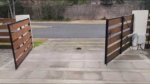 PORTÓN BATIENTE DOBLE HOJAS,  BRAZOS ALLMATIC ITALIA. www.servitcom-robotica.cl