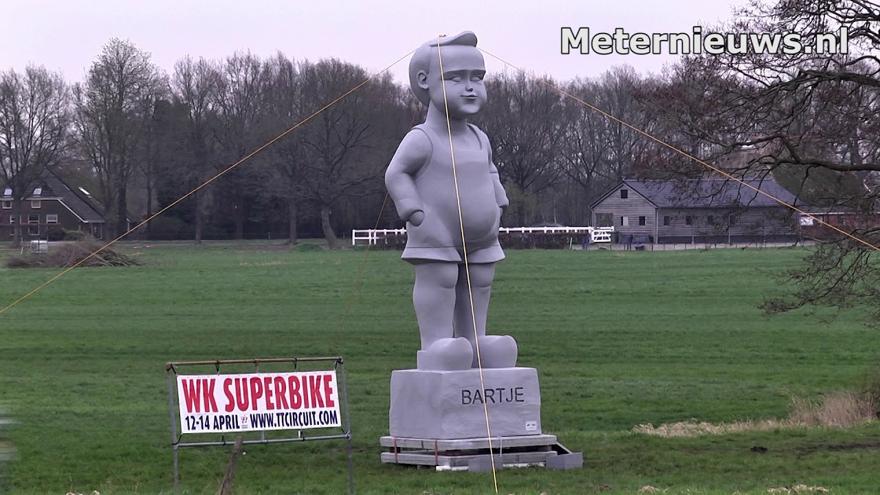 Reusachtig Bartje beeld langs de A28 bij Assen - YouTube