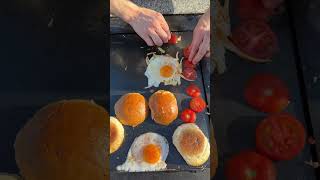 Geiles Eiersandwich vom Feuerherd🔥❤️‍🔥🐣 Einfach geil probier’s mal #grill #bbq #grillen #garten