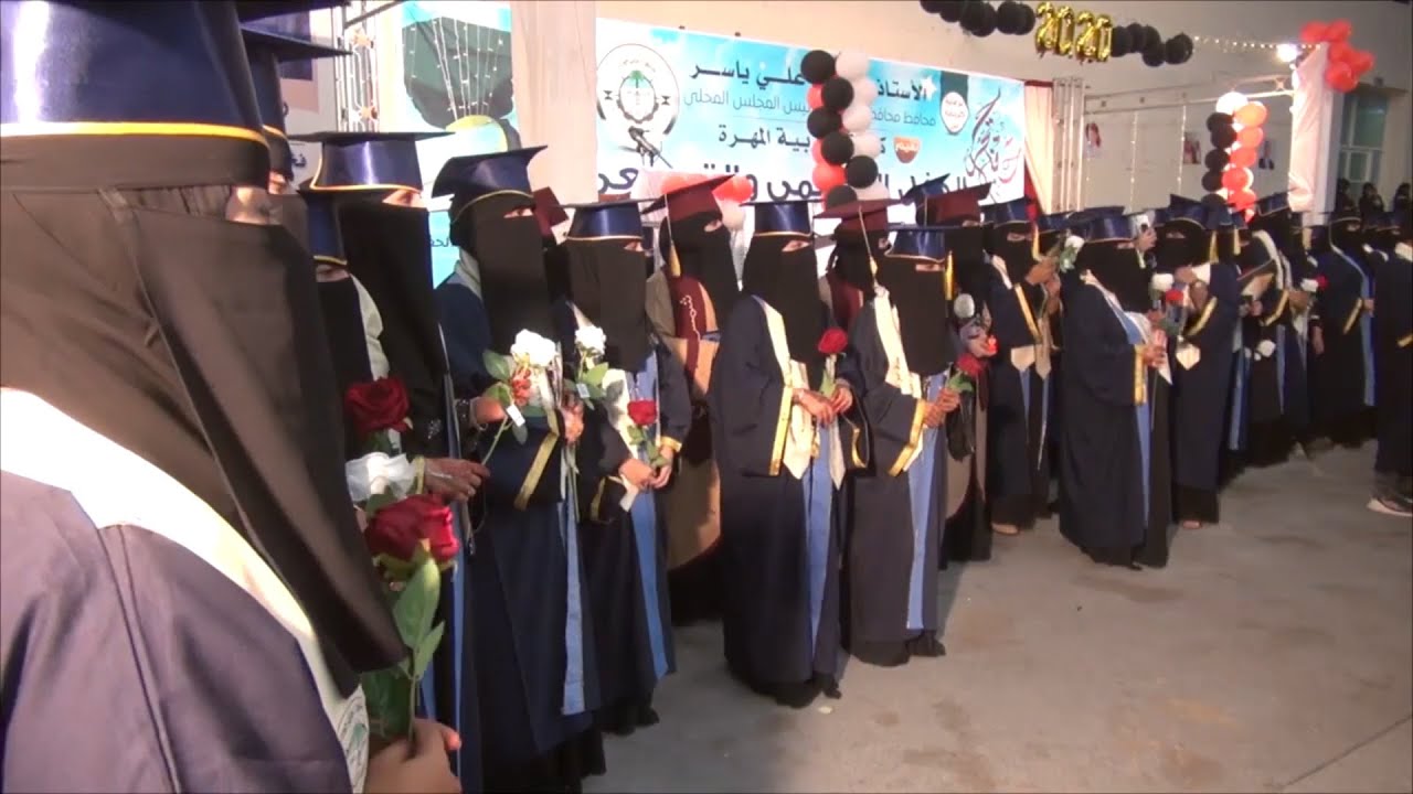 تخرج دفعة جامعية جديدة من كلية التربية وسط آمال بافتتاح جامعة المهرة