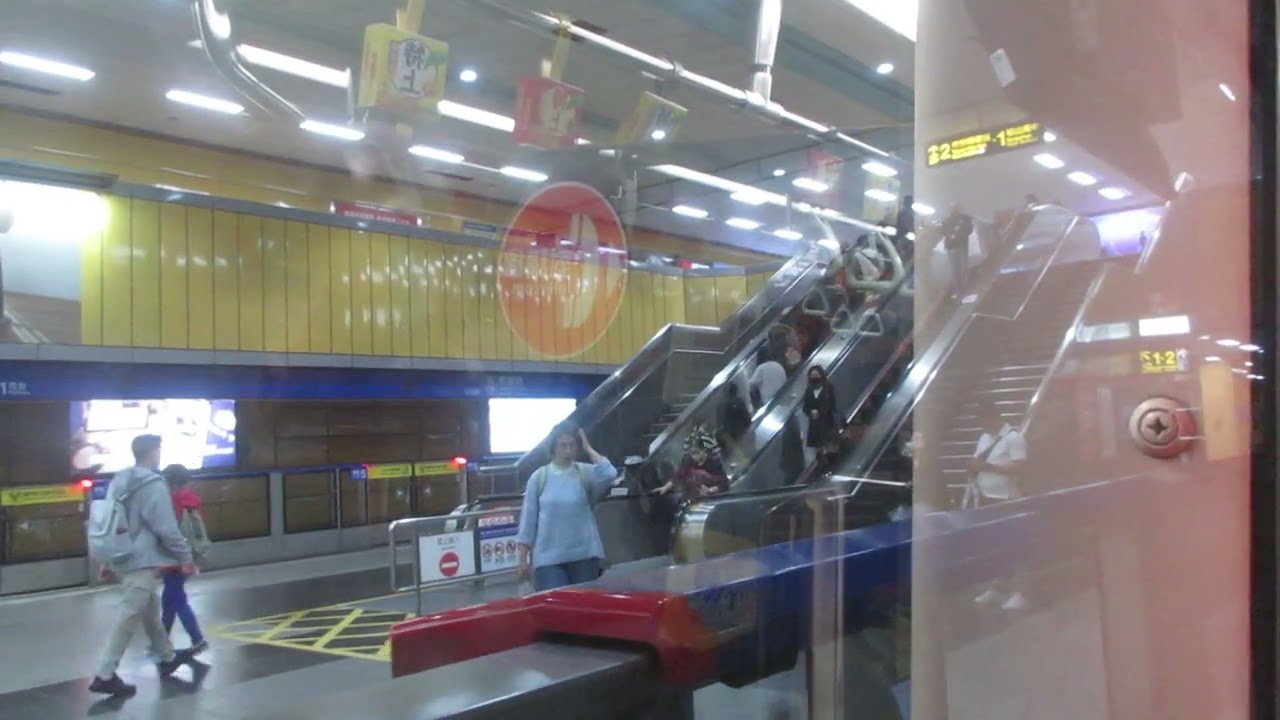 台北捷運321型改裝車往亞東醫院行駛永春到忠孝ˇ敦化