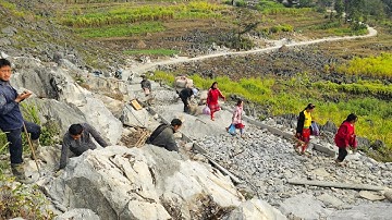 NÓNG dừng nhận xi măng của anh Zai Ninh Bình trên đường Đoàn Kết nhận máy trộn mới. Nguyễn Tất Thắng