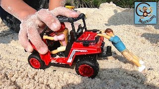 Дети и машинки игрушки. Даня и Диана играют машинками на пляже. МанкиТайм Дети и машинки игрушки. Даня и Диана играют машинками на пляже. МанкиТайм
