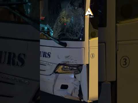Dve osobe teško povređene u sudaru motora i autobusa u Novom Pazaru