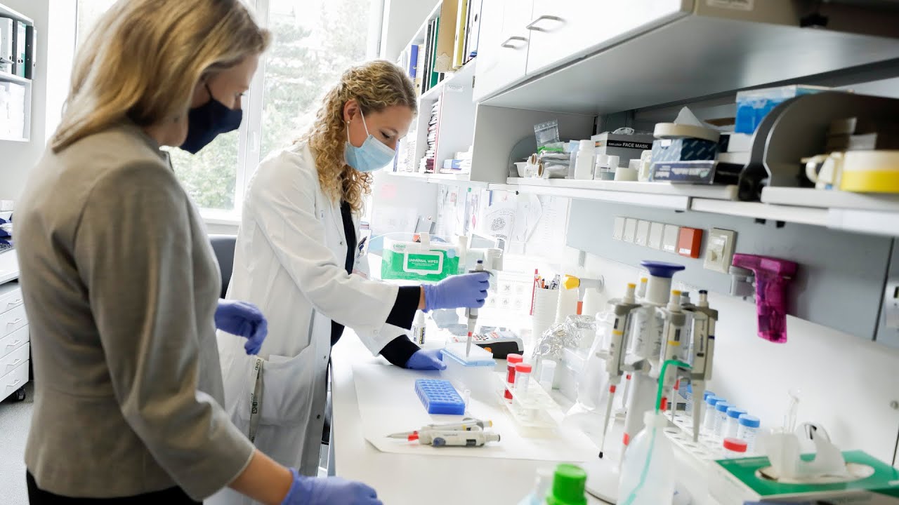 Frauenministerin Susanne Raab zu Besuch im Anna Spiegel Forschungsgebäude