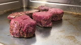 [Restaurace Kartáč] Příprava hovězího steaku z býka