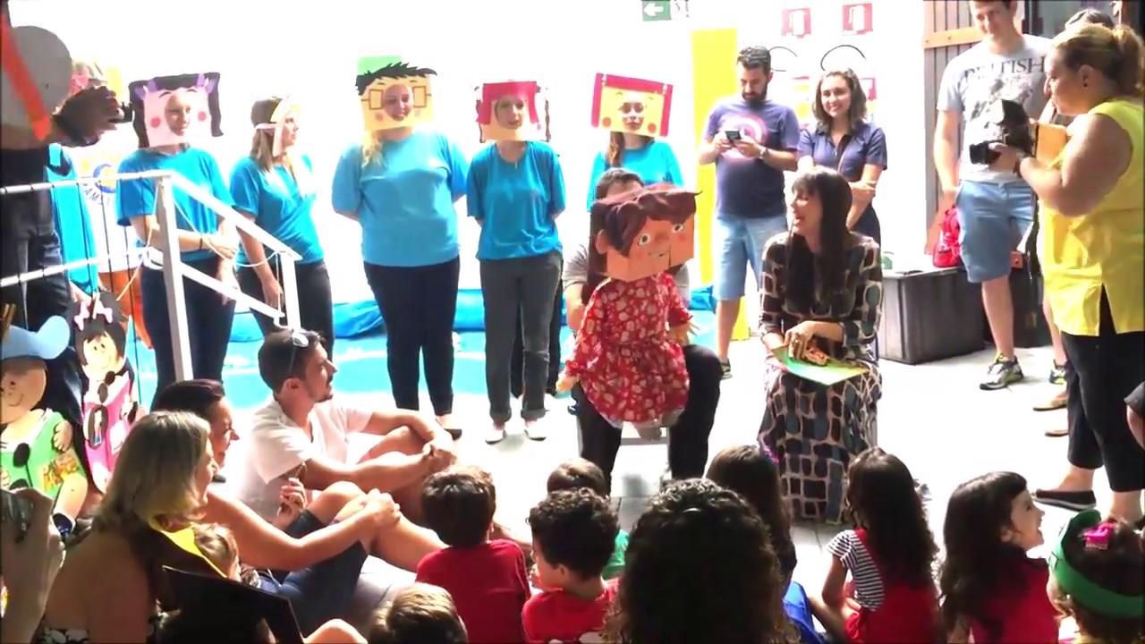 A menina da cabeça quadrada na Escola Cantos e Encantos ...