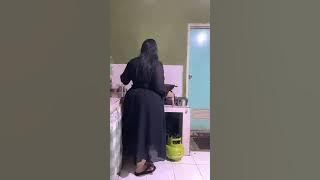 Menyiapkan barang dagangan untuk di kirim nanti malam
