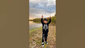 Toddler tries to figure out how to give a thumbs up 😂