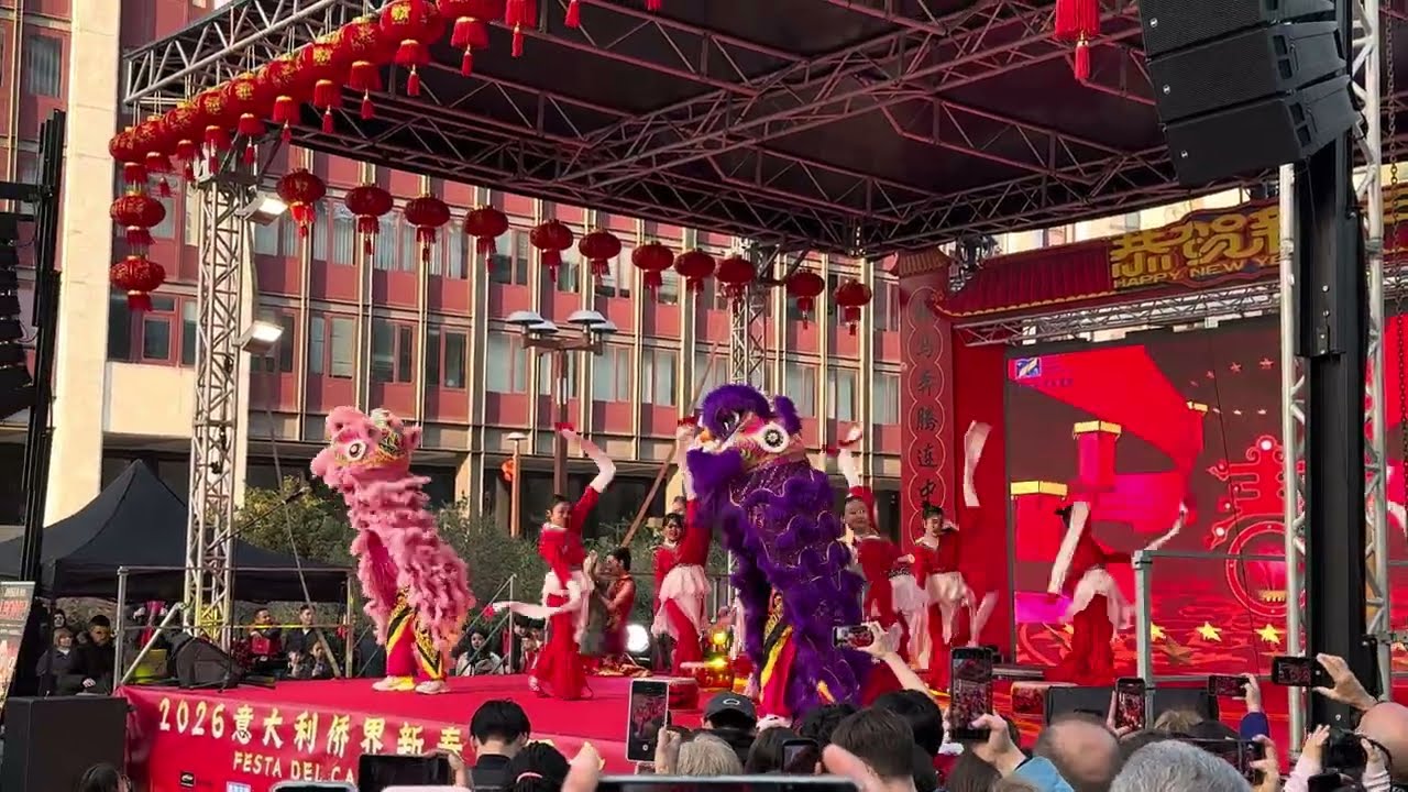 Giovani ragazze Cinesi danzano a Napoli per il Capodanno Cinese 2026 | IPHONE 15 PRO | 4K 60P