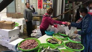 阿源叫客人大尾草蝦全買 煮給老公吃 晩上就有「高鈣 」台中大雅 阿源海鮮叫賣 Taiwan seafood auction