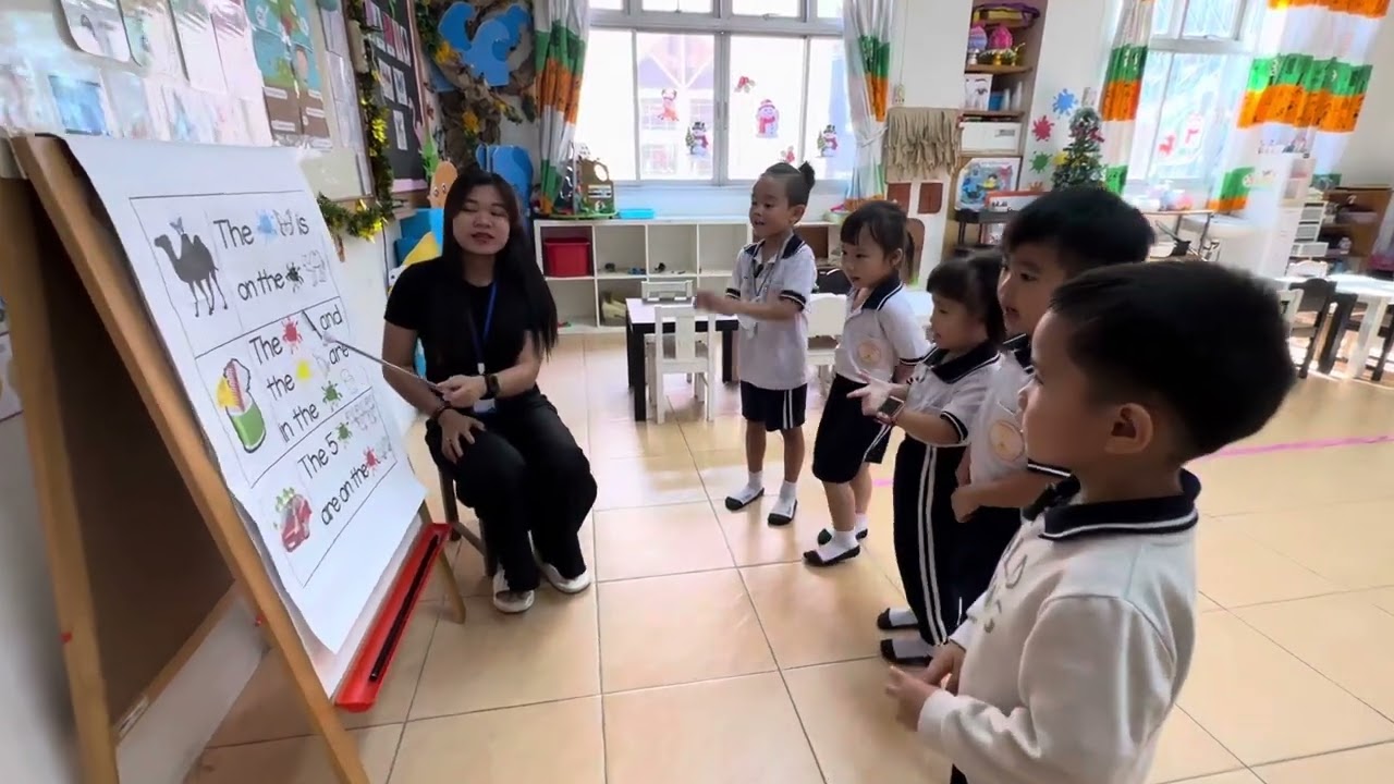 นักเรียนระดับชั้นอนุบาล1/4 โรงเรียนสาธิตปทุม ￼กำลังฝึกอ่านภาษาอังกฤษ ￼