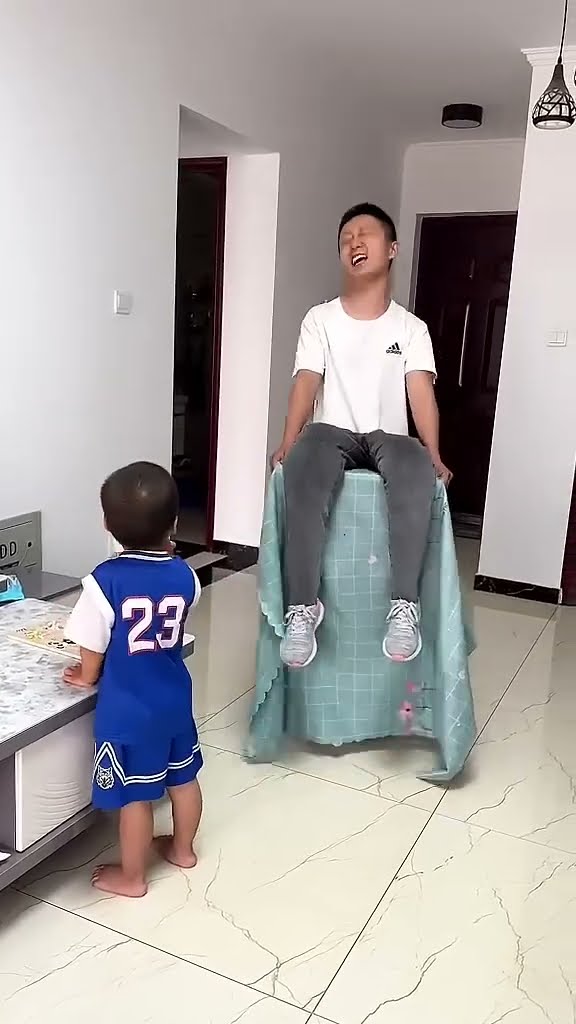 给儿子表演个才艺，逗逗他#funny#Cute#呆萌小米宝