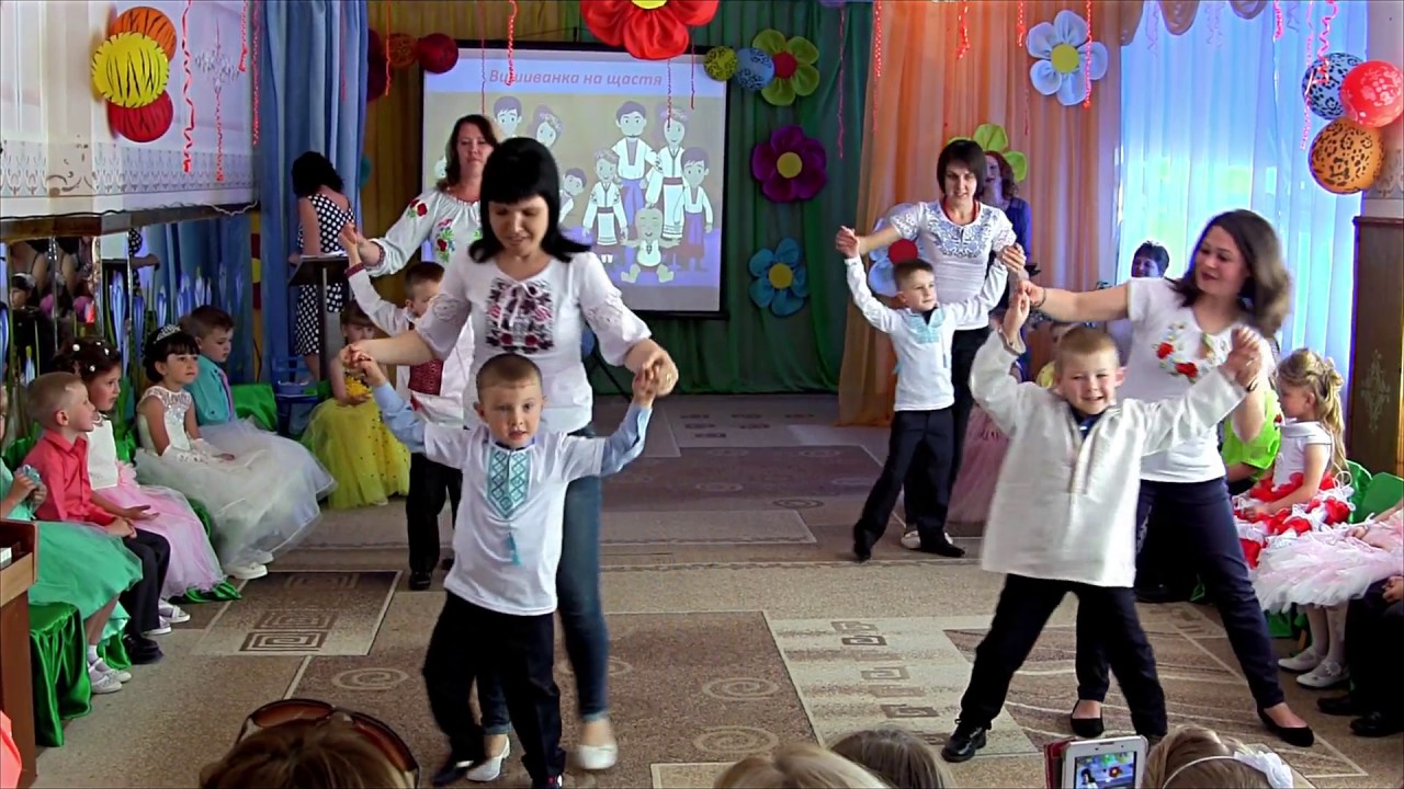 Танец мальчиков для мам. Танцы мамы мальчики. Танец мальчиков с мамами на выпускной. Танец мамы и сына в детском саду.